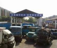  待報(bào)廢的各類(lèi)貨車(chē)